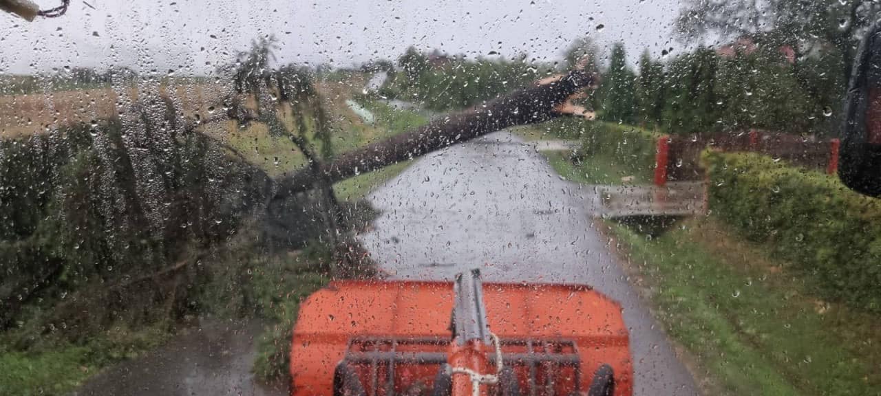 Oluja I U Prnjavoru Nosila Krovove I čupala Drveće Foto Bn Oluja I U Prnjavoru Nosila Krovove I čupala Drveće Foto Bn