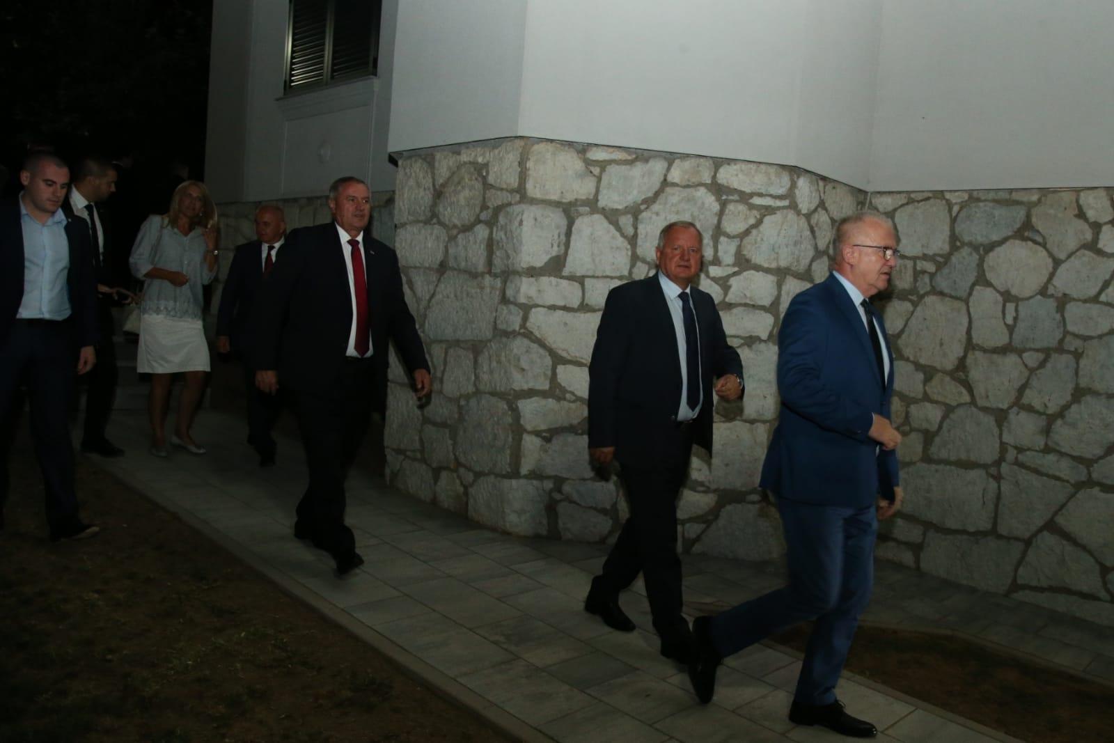 Sastanak završen bez zvaničnih izjava za javnost - Vimarsana News