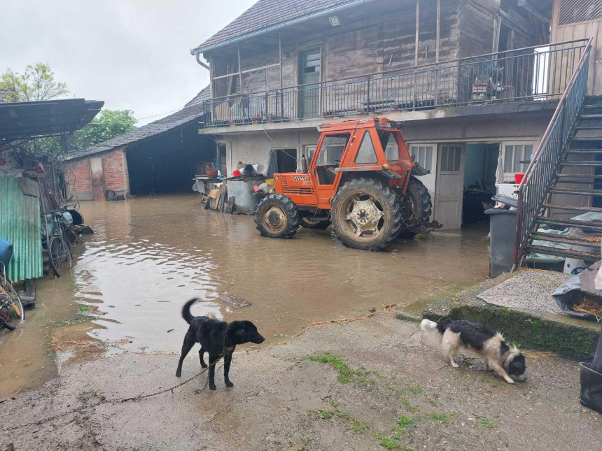 Хаотично стање у Костајници, вода поплавила куће