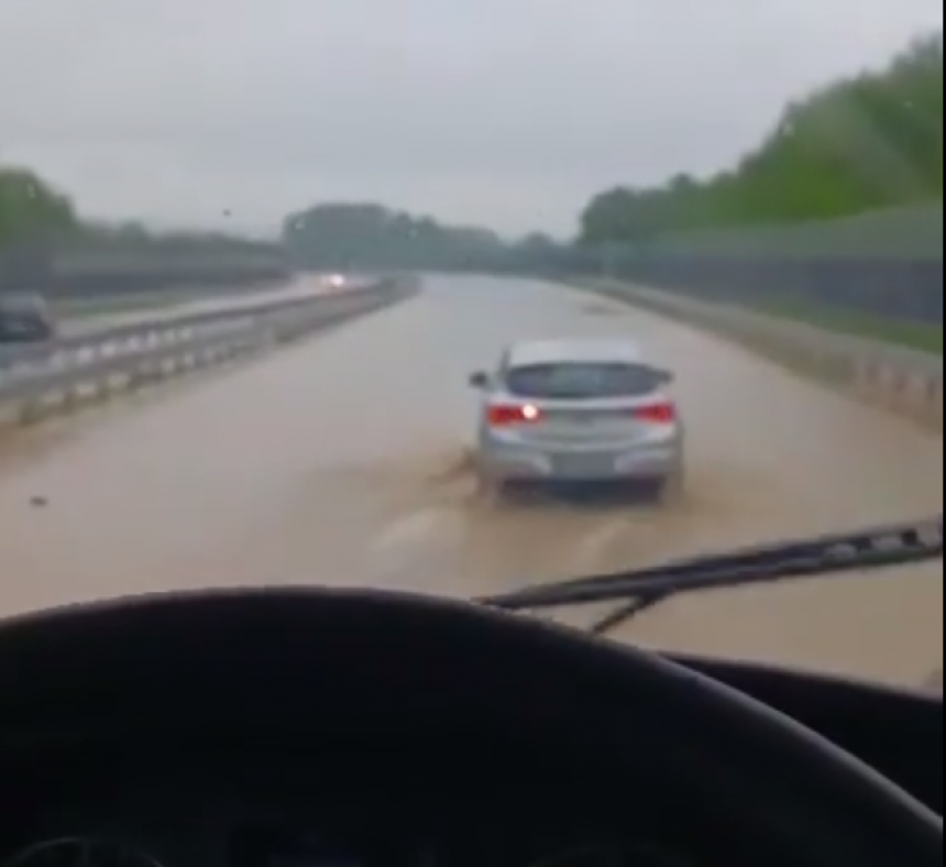 Otežan saobraćaj, poplavljen auto-put "9. januar" (VIDEO)