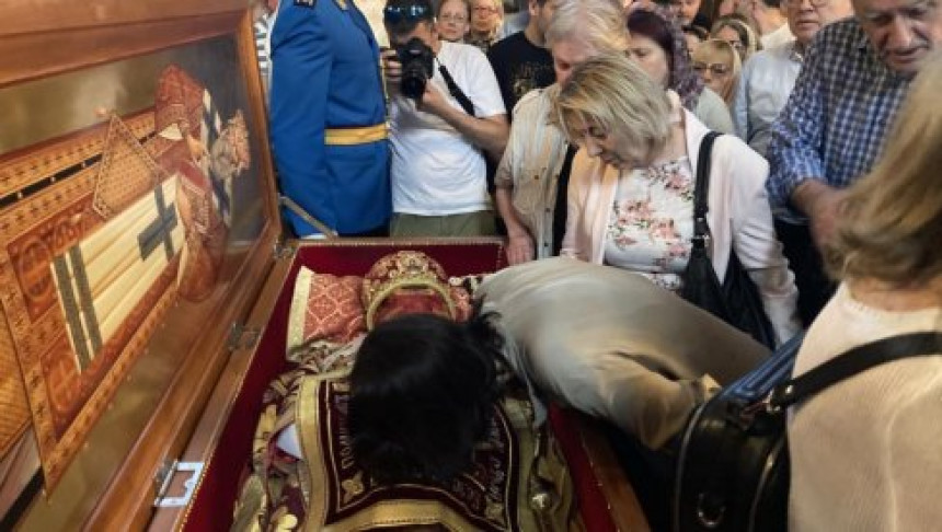 Kivot sa moštima Svetog Nikolaja u hramu u Beogradu