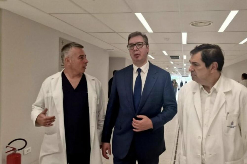 Vučić obišao teško ranjene osobe u masakrima