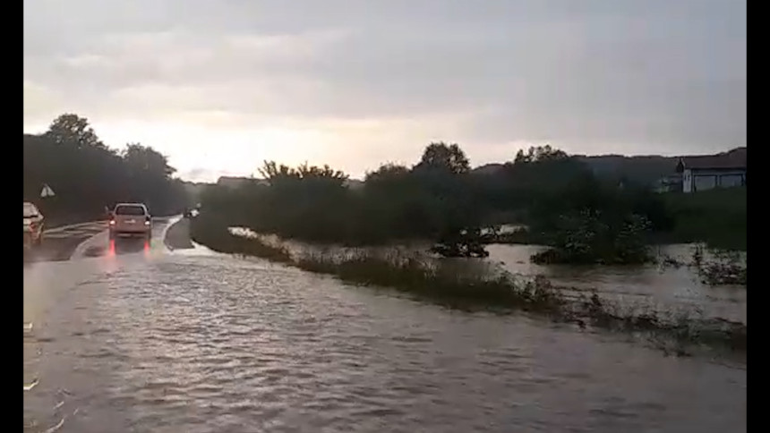 Stanari: Izlila se voda iz potoka i kanala (VIDEO)