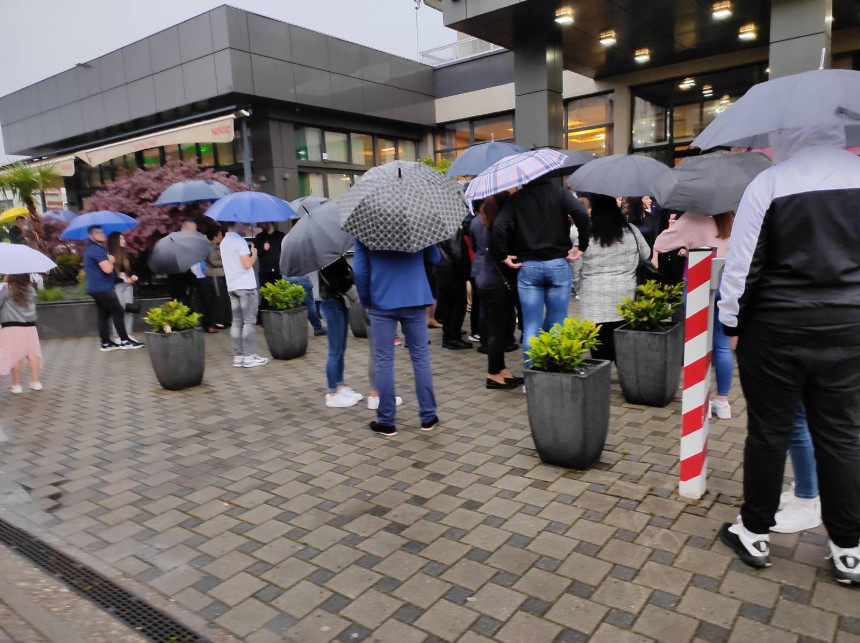 Kiša spriječila svečani defile ulicama Bijeljine