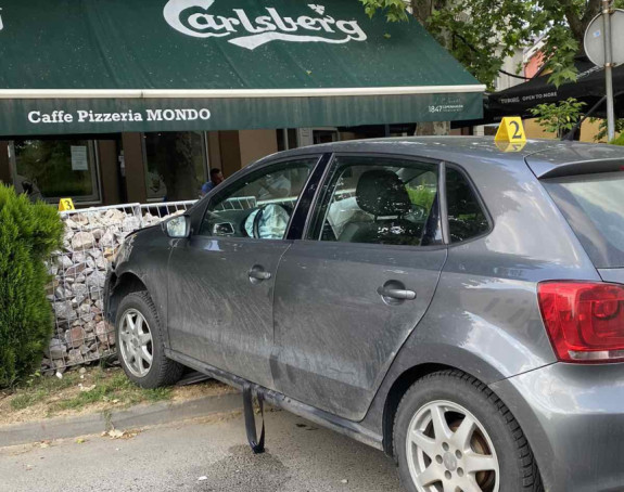 Незгода у центру Бијељине: Возилом ударила у башту