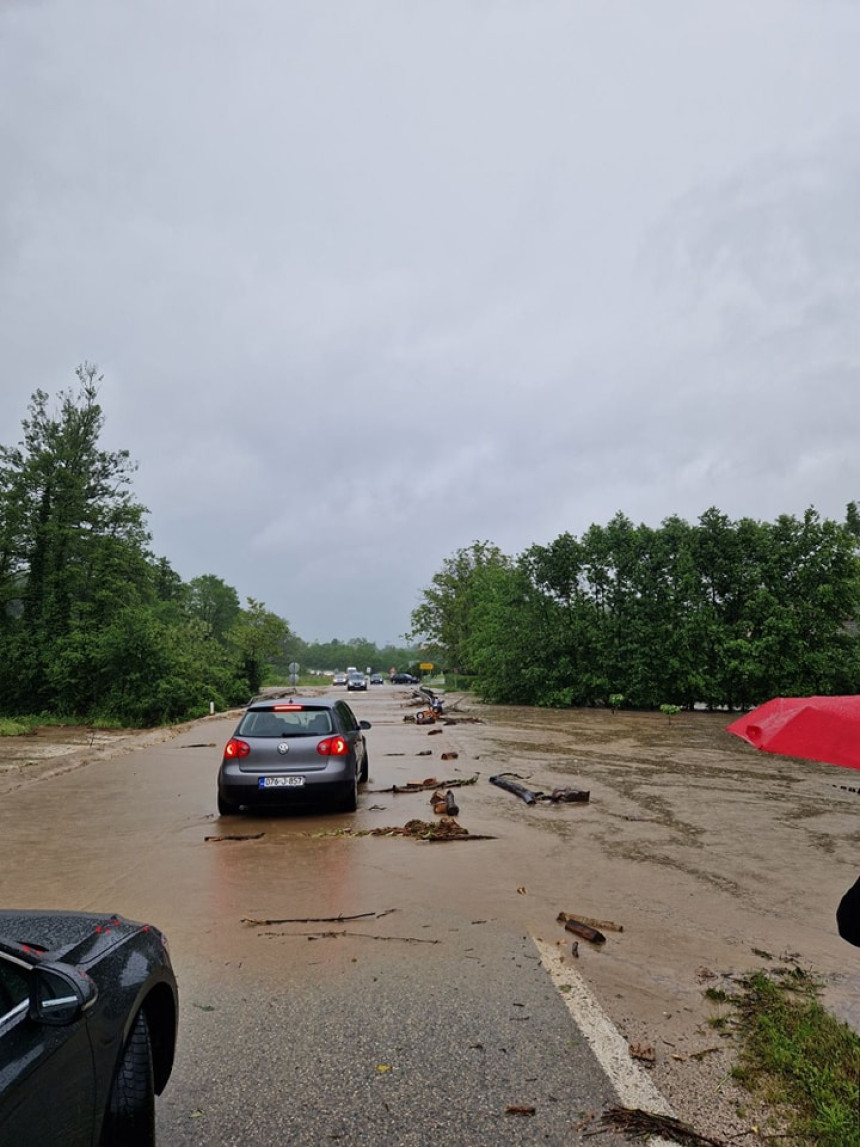 Poplavljen put Banjaluka-Teslić, izlila se Brezna