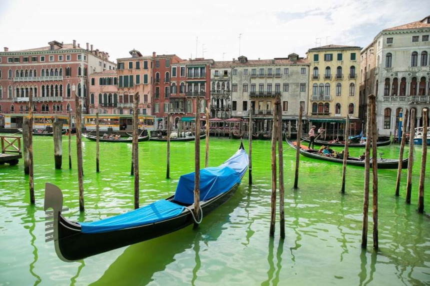 Утврђено зашто је вода у Венецији постала зелена