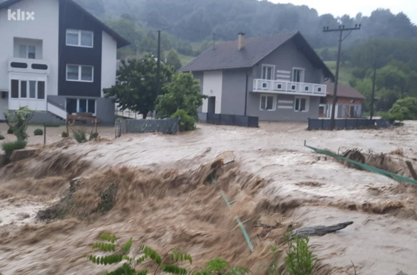 Drama u Čeliću: Poplavljene kuće i centar opštine