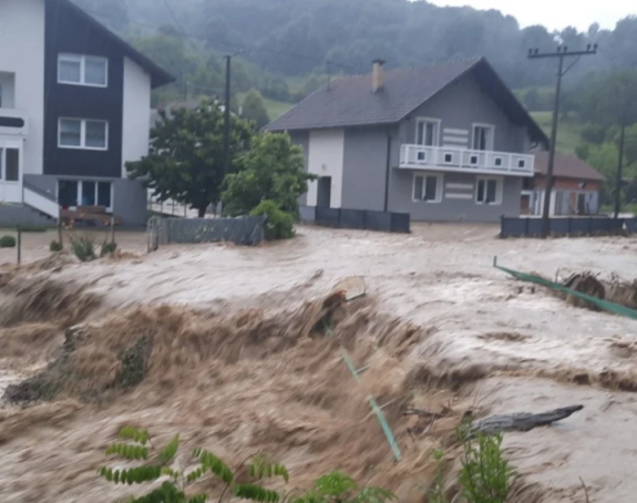 Drama u Čeliću: Poplavljene kuće i centar opštine