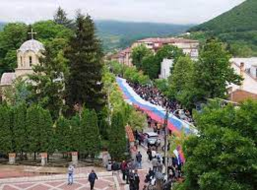 Zvečan: Srbi razvili zastavu Srbije dugu 250 m