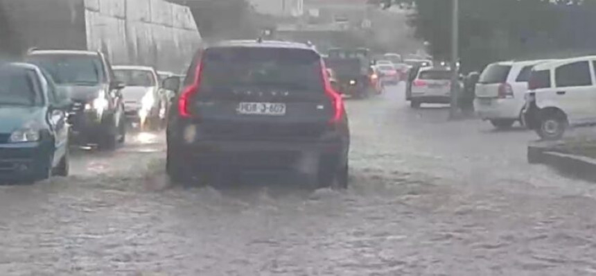 Снажно невријеме погодило Мостар, улице под водом
