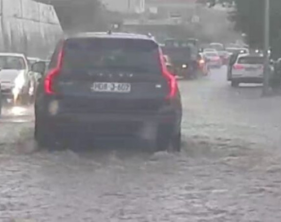 Снажно невријеме погодило Мостар, улице под водом