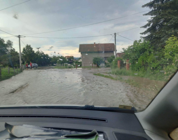 Осјечани код Добоја: Вода ушла у куће, поплављени путеви