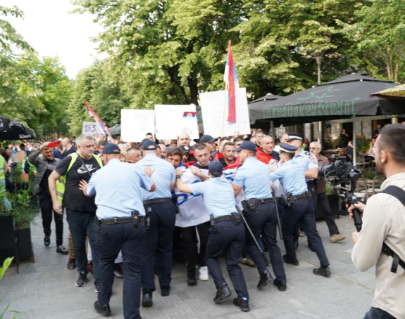 Gradonačelnik Bijeljine pita policiju: Da li se diže ruka na narod?! (VIDEO)