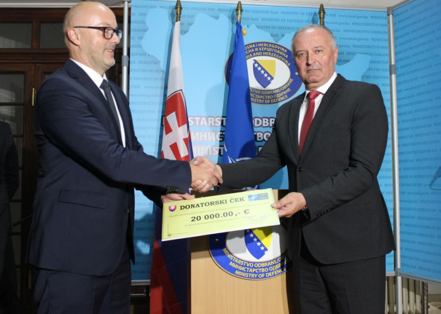 Prvi donatorski ček za OS BiH iz NATO paketa pomoći