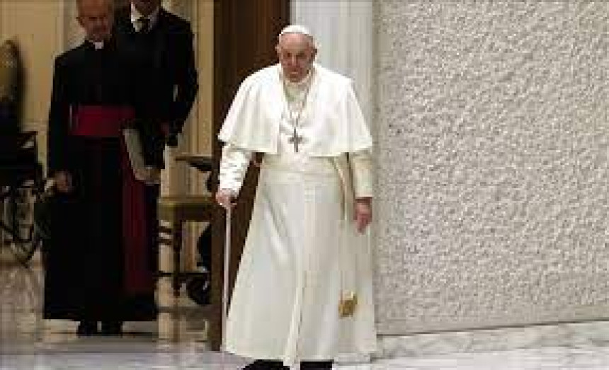 Papa podvrgnut operaciji, prošlo bez komplikacija