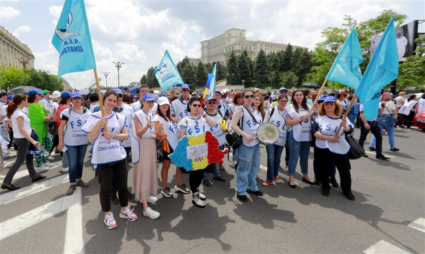 Хиљаде наставника на протесту испред владе у Букурешту