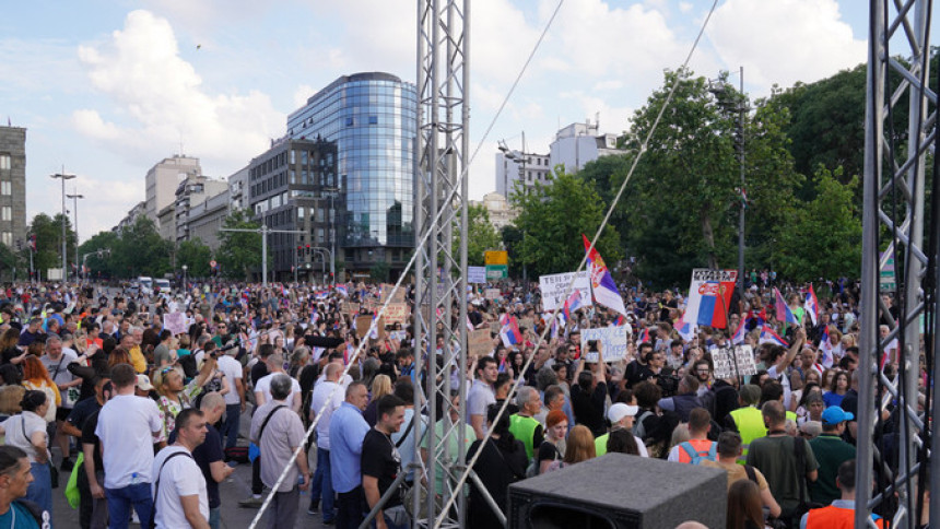 Протест опозиције шести пут пред Скупштином Србије