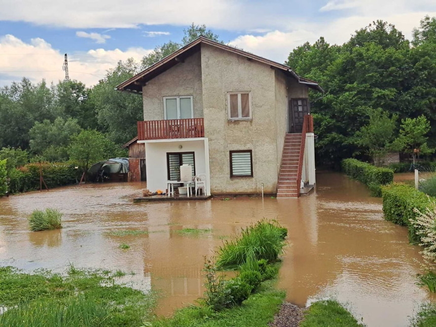 Теслић: Јака бујица поплавила домаћинства