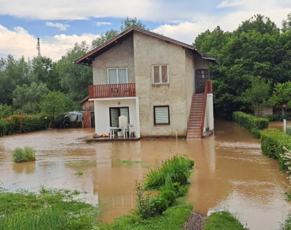 Теслић: Јака бујица поплавила домаћинства