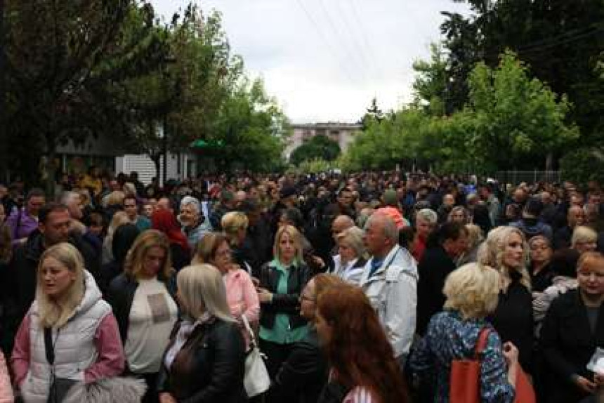 Okupljanje Srba i danas ispred opštinskih zgrada