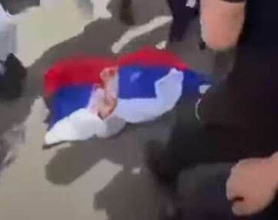 Skandal: Djeca gazila zastavu Srbije (VIDEO)