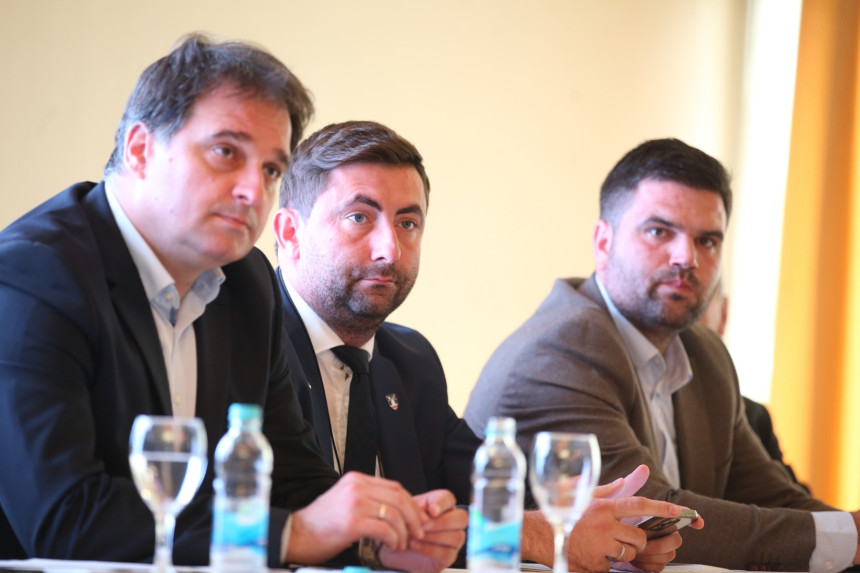 Petrović poručio Miličeviću: Moramo se odreći onih koji su naklonjeni režimu