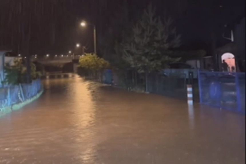 Поплављене улице у Прњавору, на терену и ватрогасци