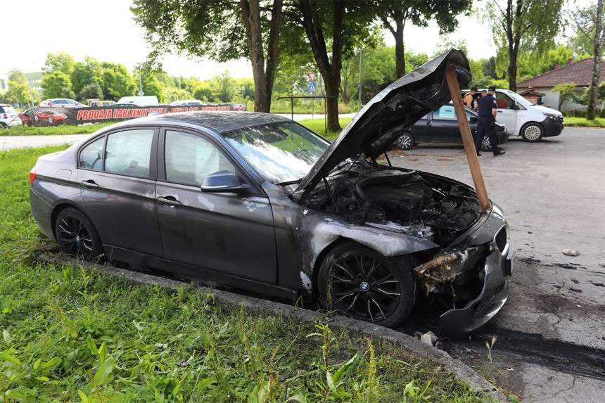Изгорио аутомобил судског полицајца у Карловцу