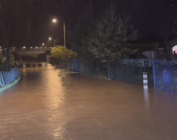 Poplavljene ulice u Prnjavoru, na terenu i vatrogasci