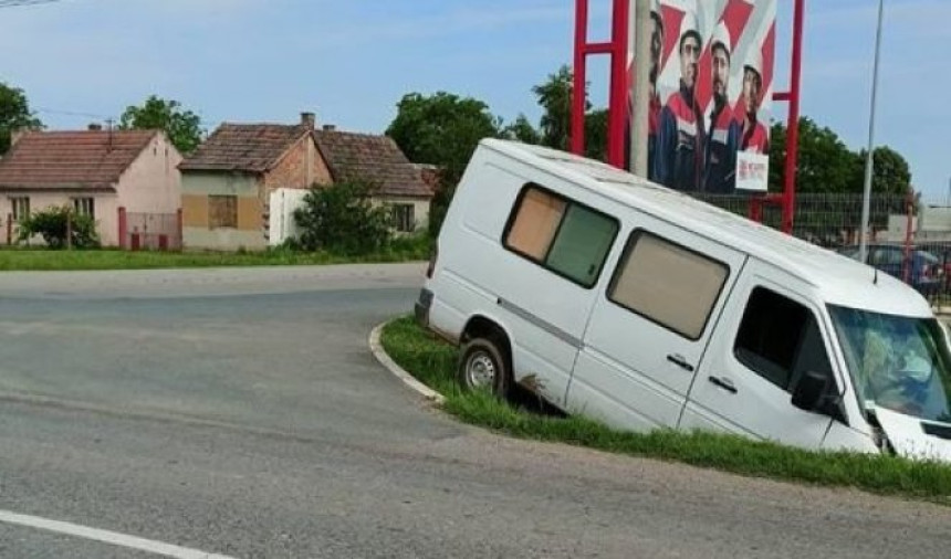 У саобраћајној несрећи у Сремској Митровици 19 повређених