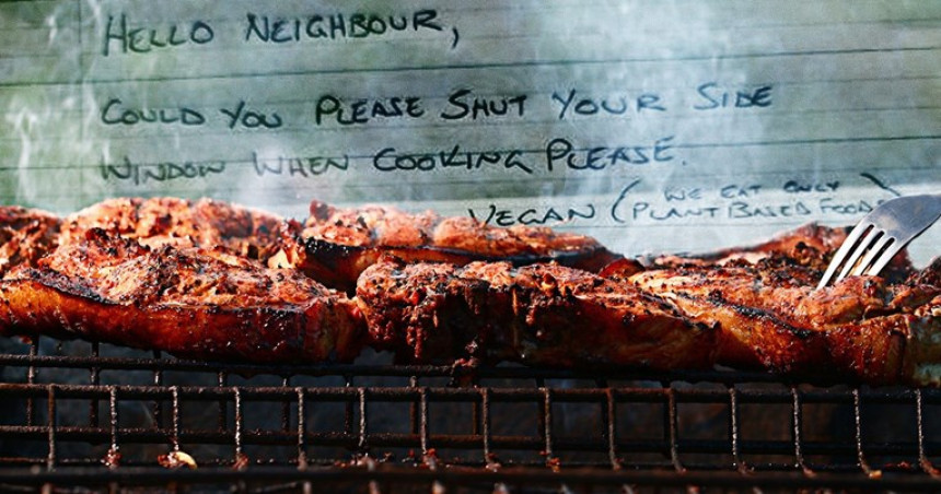 Vegani zamolili komšije da zatvore prozor kad peku meso