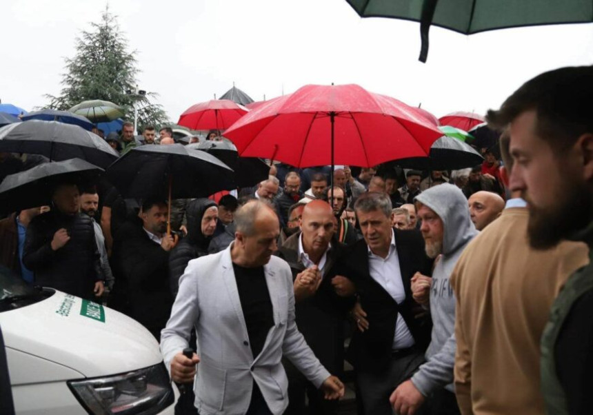 Enesu Begoviću pozlilo na sahrani svoga sina