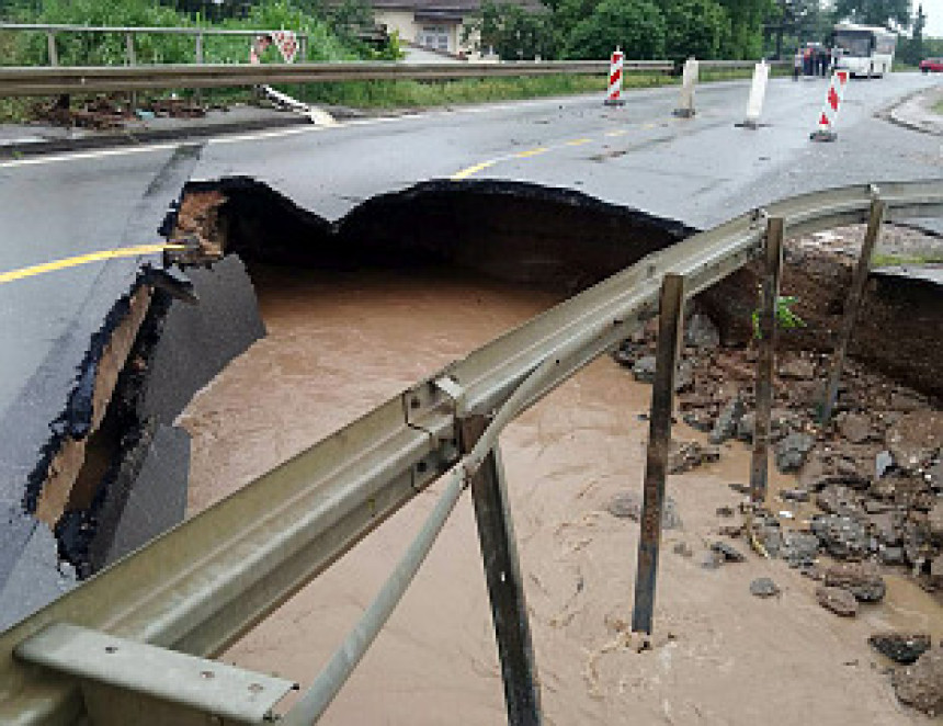 Вода однијела мост на Ибарској магистрали