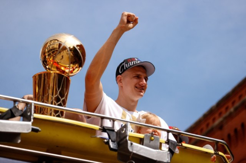 Nikola Jokic sa porodicom stigao kući u Srbiju