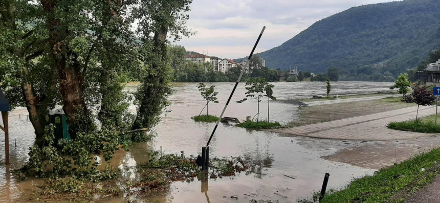 U porastu vodostaj Drine, poplavljena Rajska plaža
