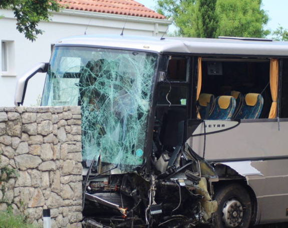 Trebinje: Autobus udario u brdo, dvoje poginulih