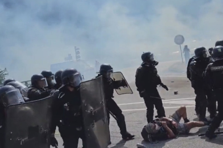 Povrijeđeno 12 policajaca na protestu u FRA