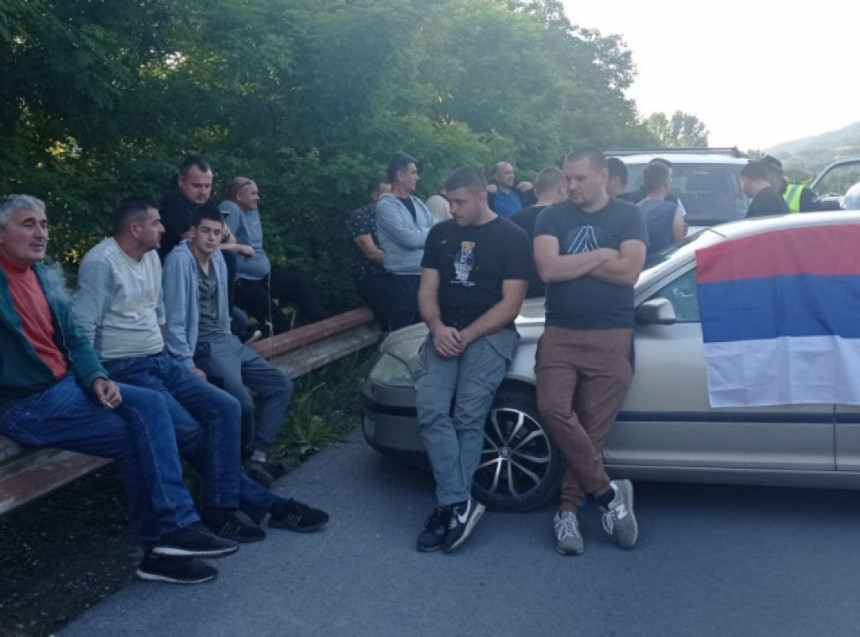 Срби вечерас блокирали путне правце на Космету