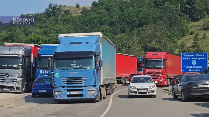 Oko 700 kamiona parkirano između Kraljeva i Jarinja