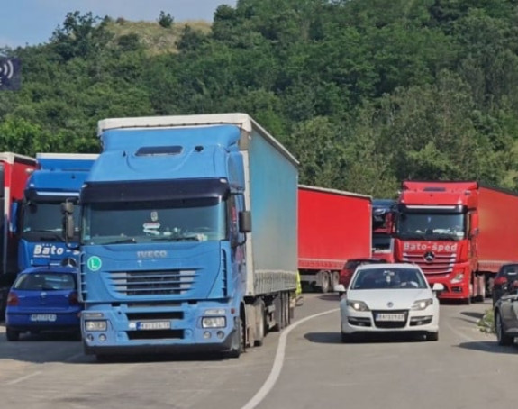 Oko 700 kamiona parkirano između Kraljeva i Jarinja