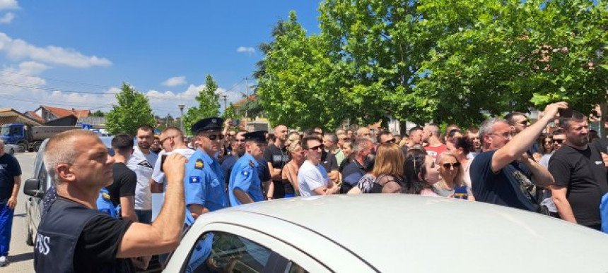 Roba i dalje stoji na granici, nastavljen protest Srba
