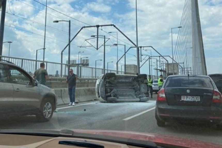 Prevrnuo se auto na mostu u Beogradu (VIDEO)