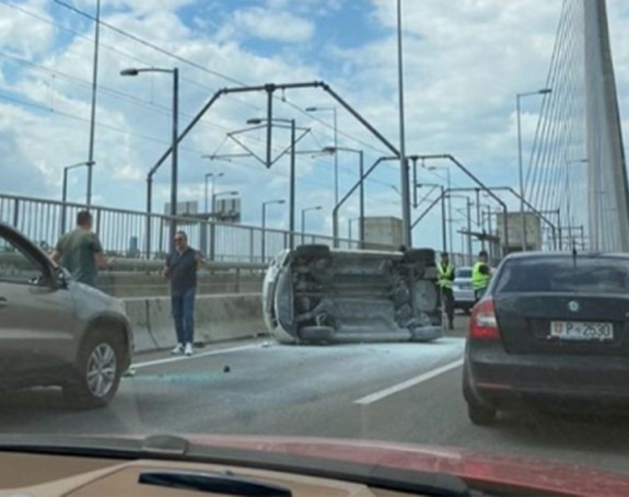 Преврнуо се ауто на мосту у Београду (ВИДЕО)