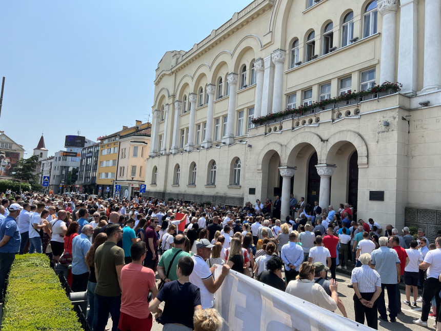 Protest ispred Gradske uprave: Ugrožena likvidnost grada
