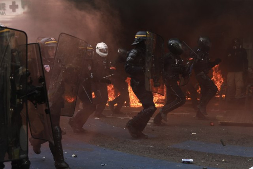 Хаос у Паризу: Лете каменице, горе аутомобили