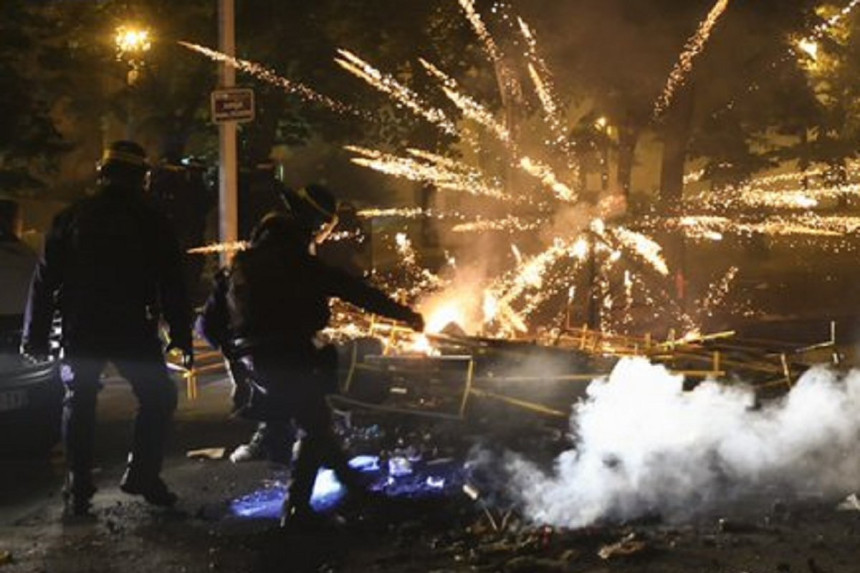 Neredi i u Briselu: Gore automobili, policija na nogama