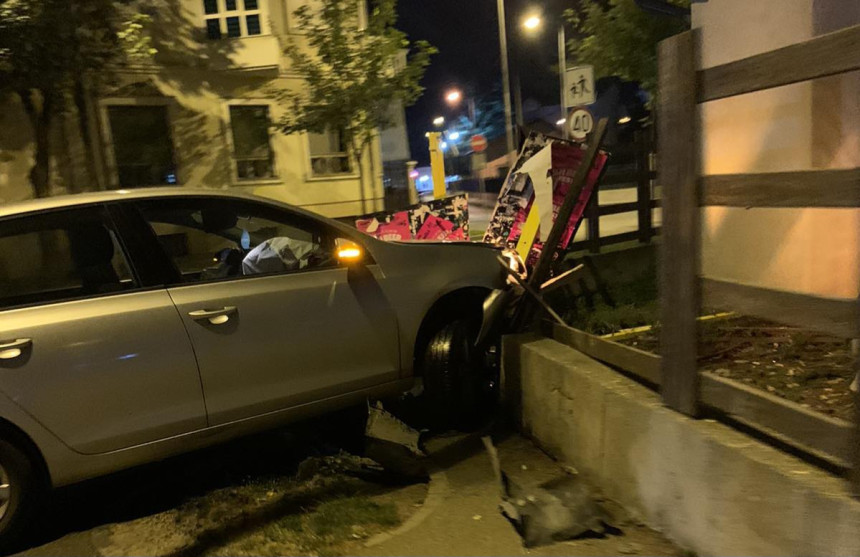 Pijan vozilom umalo udario u policijsku stanicu u Bijeljini