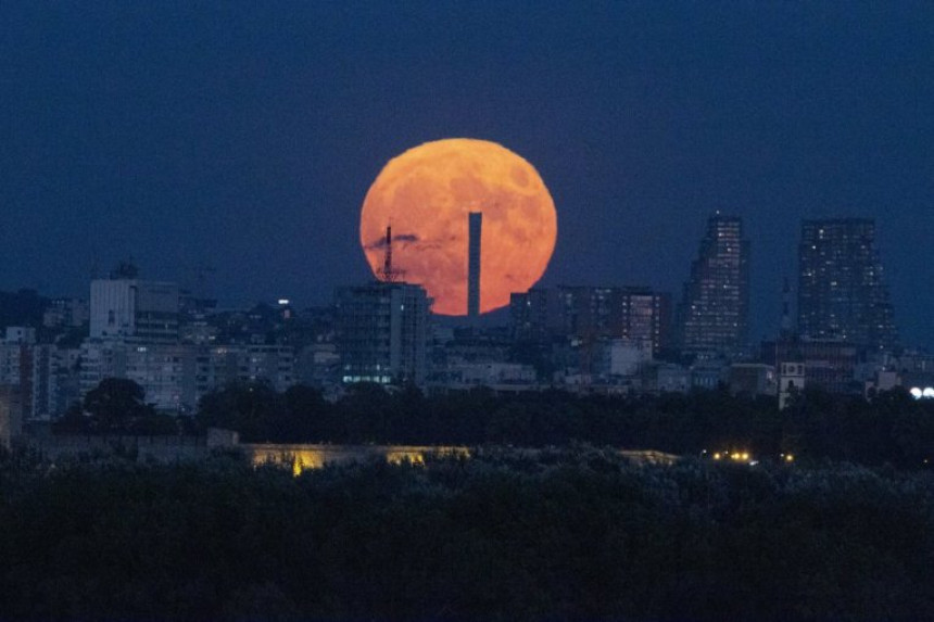 Super Mesec sinoć bio najbliži Zemlji! (VIDEO)