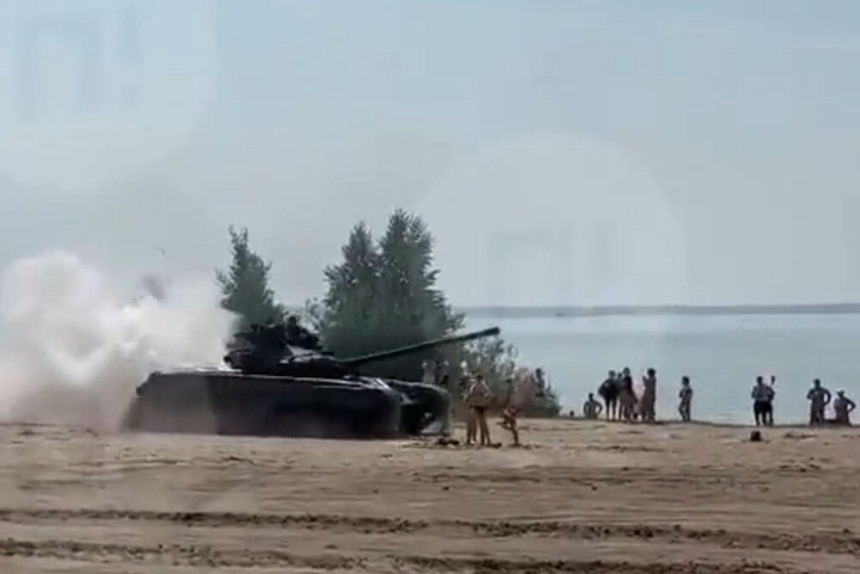 Тенк руске војске улетио на плажу међу људе